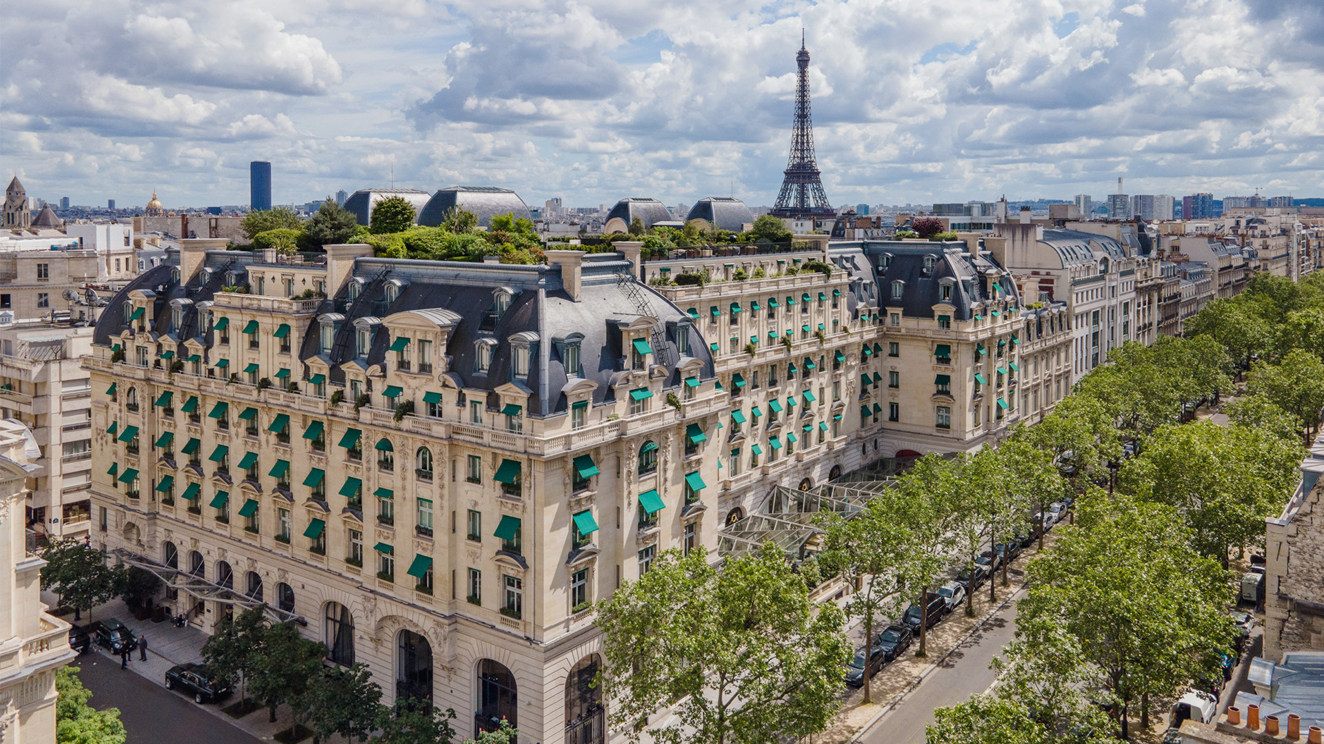 Chauffeur VTC devant le Peninsula Paris — VTC Paris 8ème palace