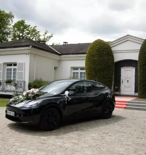 Tesla Model Y noire décorée pour un mariage — chauffeur VTC mariage Paris Île-de-France